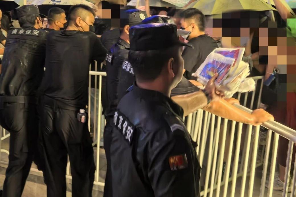 C:/Users/Administrator/Desktop/臺(tái)風(fēng)“貝碧嘉”來襲，南京保安積極應(yīng)對(duì)，“守”護(hù)萬家團(tuán)圓！/11.jpg11