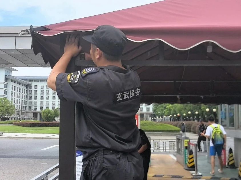 C:/Users/Administrator/Desktop/臺(tái)風(fēng)“貝碧嘉”來襲，南京保安積極應(yīng)對(duì)，“守”護(hù)萬家團(tuán)圓！/6.jpg6