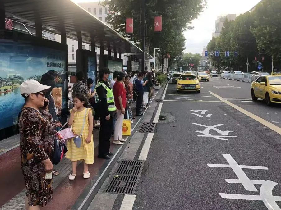 C:/Users/Administrator/Desktop/臺(tái)風(fēng)“貝碧嘉”來襲，南京保安積極應(yīng)對(duì)，“守”護(hù)萬家團(tuán)圓！/2.jpg2