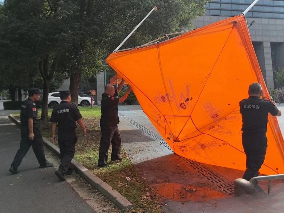 C:/Users/Administrator/Desktop/臺(tái)風(fēng)“貝碧嘉”來襲，南京保安積極應(yīng)對(duì)，“守”護(hù)萬家團(tuán)圓！/3.jpg3