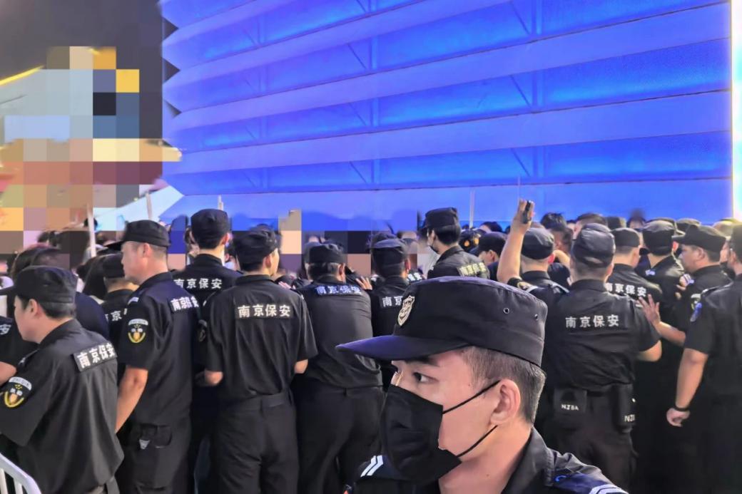 C:/Users/Administrator/Desktop/臺(tái)風(fēng)“貝碧嘉”來襲，南京保安積極應(yīng)對(duì)，“守”護(hù)萬家團(tuán)圓！/12.jpg12