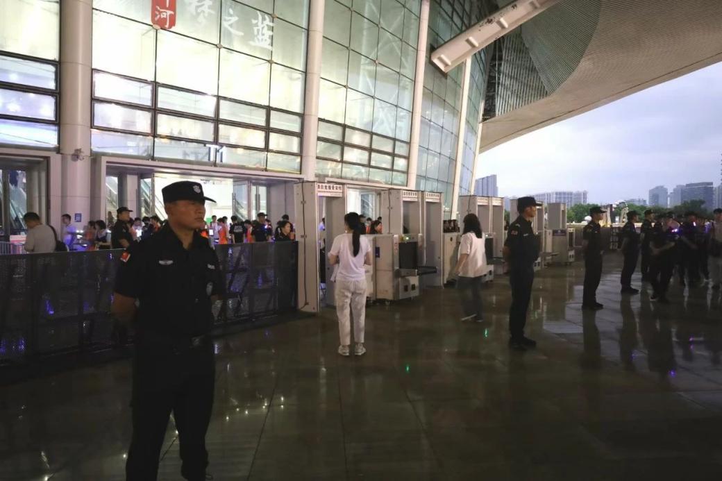 C:/Users/Administrator/Desktop/“安保鐵軍、硬核保障”2024系列報(bào)道四十二——南京市保安服務(wù)有限公司成功護(hù)航張碧晨「今兒個(gè)開(kāi)心」十周年巡回演唱會(huì)南京站安保任務(wù)/3.jpg3