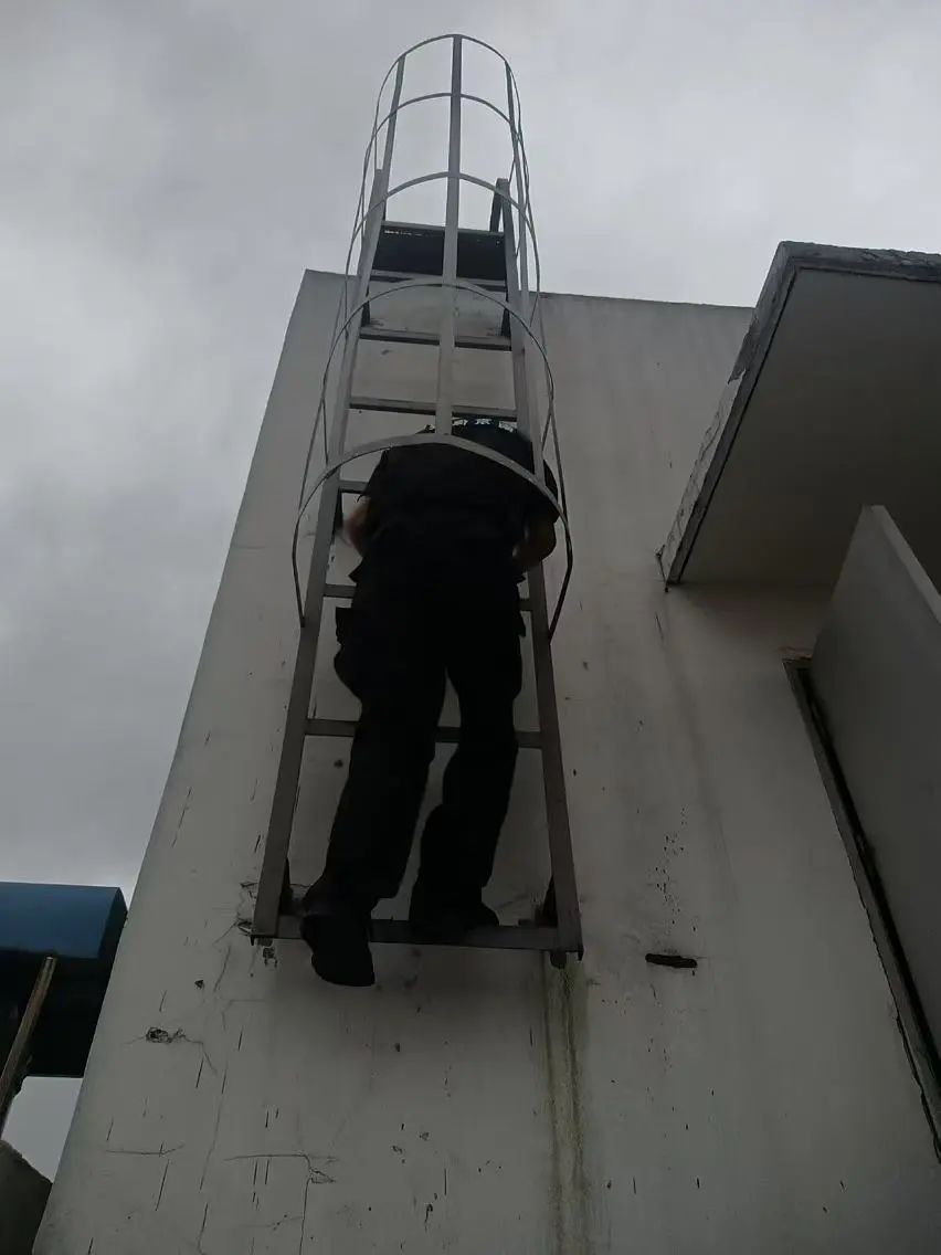 C:/Users/BA/Desktop/風雨過后南京保安迅速行動，恢復安“寧”面貌/3.jpg3