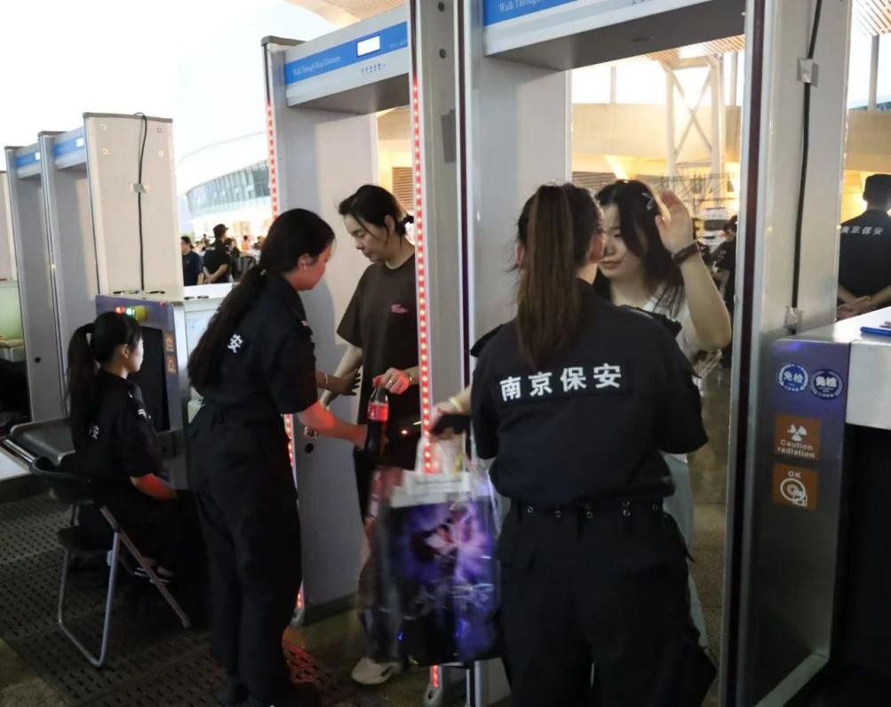 C:/Users/Administrator/Desktop/“安保鐵軍、硬核保障”2024系列報(bào)道四十二——南京市保安服務(wù)有限公司成功護(hù)航張碧晨「今兒個(gè)開(kāi)心」十周年巡回演唱會(huì)南京站安保任務(wù)/2.jpg2