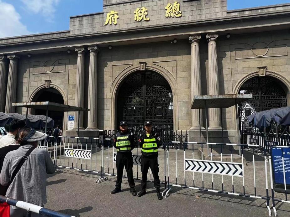 C:/Users/Administrator/Desktop/臺(tái)風(fēng)“貝碧嘉”來襲，南京保安積極應(yīng)對(duì)，“守”護(hù)萬家團(tuán)圓！/7.jpg7