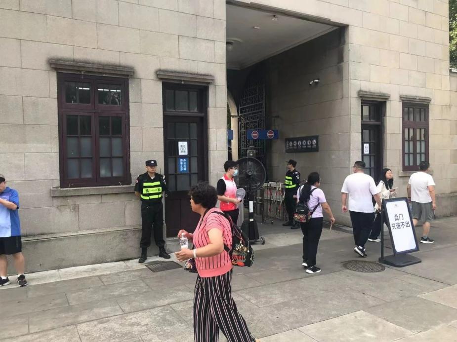 C:/Users/Administrator/Desktop/臺(tái)風(fēng)“貝碧嘉”來襲，南京保安積極應(yīng)對(duì)，“守”護(hù)萬家團(tuán)圓！/8.jpg8