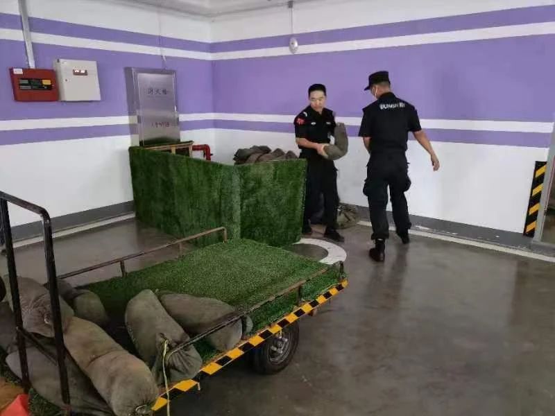 C:/Users/Administrator/Desktop/臺(tái)風(fēng)“貝碧嘉”來襲，南京保安積極應(yīng)對(duì)，“守”護(hù)萬家團(tuán)圓！/5.jpg5